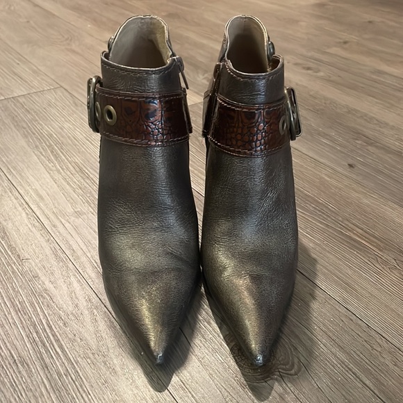 Carlos Santana Stiletto Boots w/ Buckle. Size 8. - Picture 3 of 10